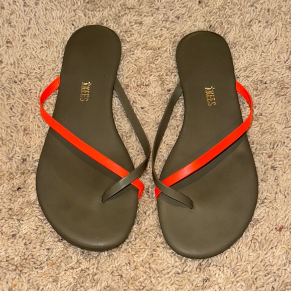 EUC TKEES Riley Neon Flip Flops Sandals Toe Strap Coral Olive Green Size 9 - Picture 2 of 4